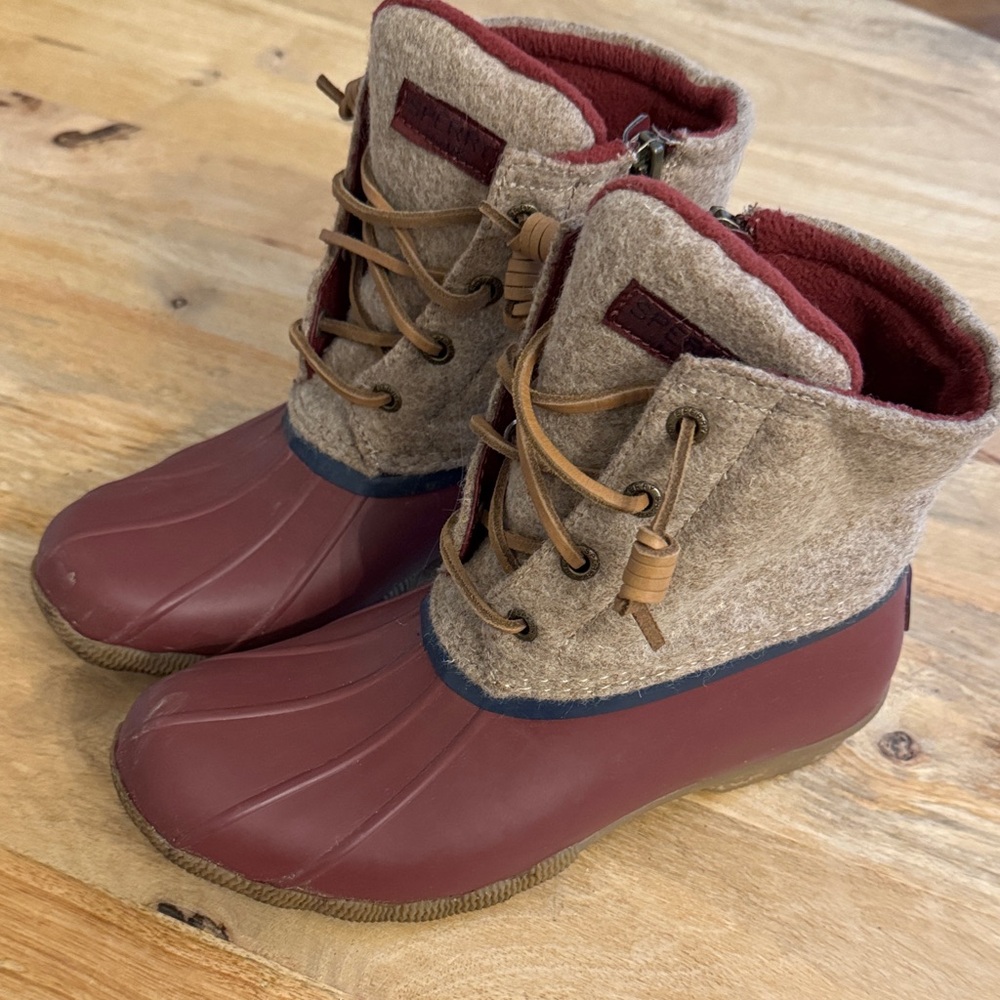 Sperry Duck Boot in Maroon and Tan Women’s Size 6
